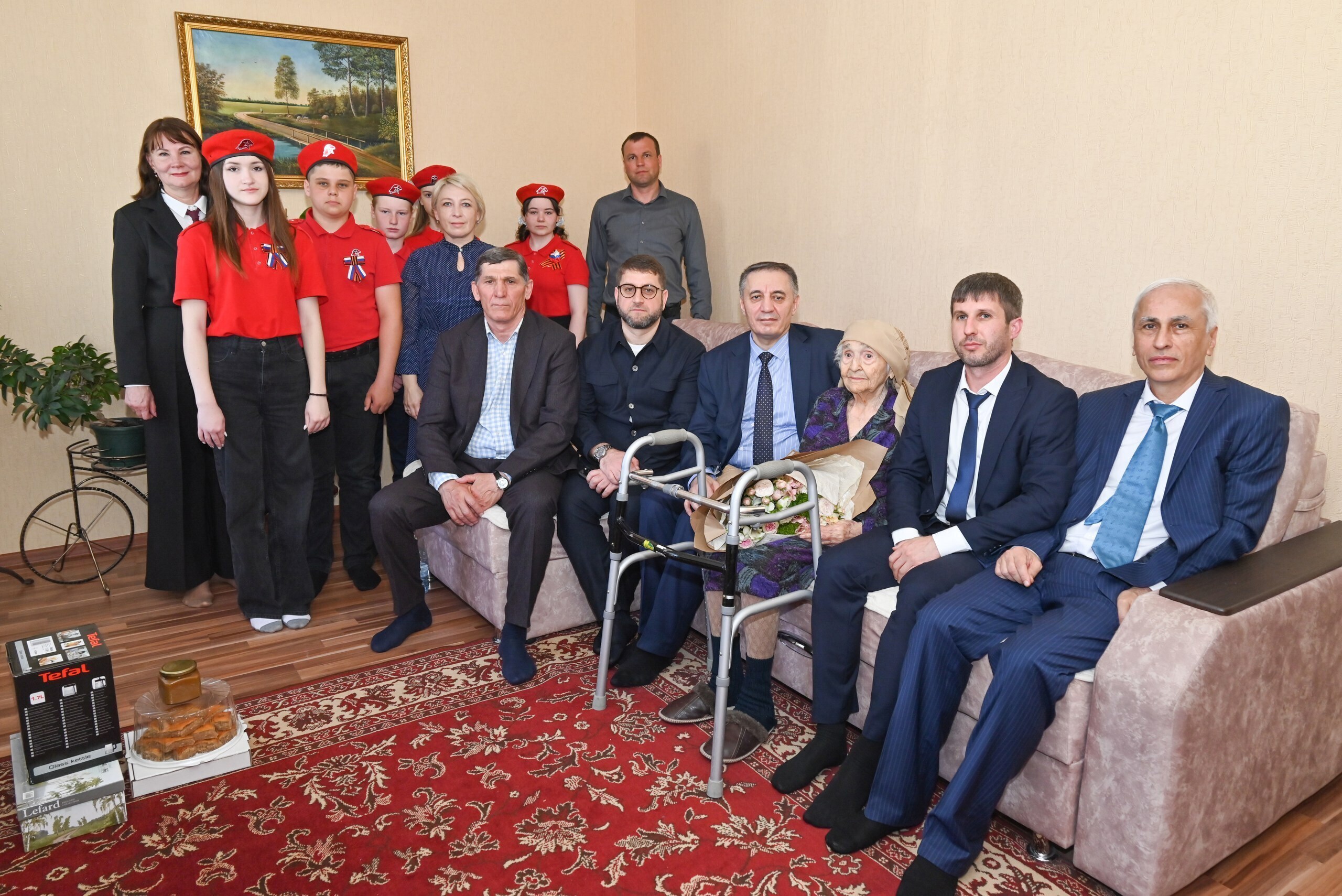 «Дань уважения и гордости»: зампред правительства Дагестана поздравил ветерана в Энгельсском районе